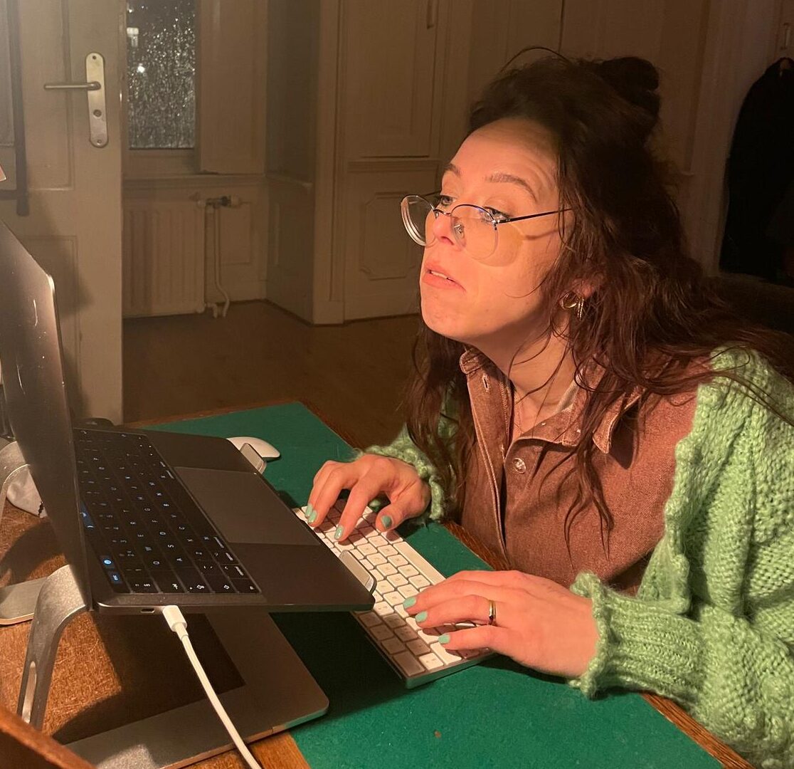 Mignon verkrampt achter haar computer