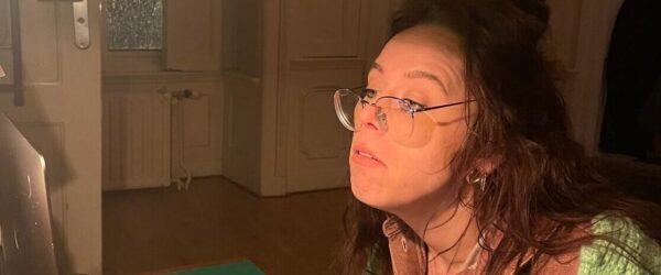 Mignon verkrampt achter haar computer