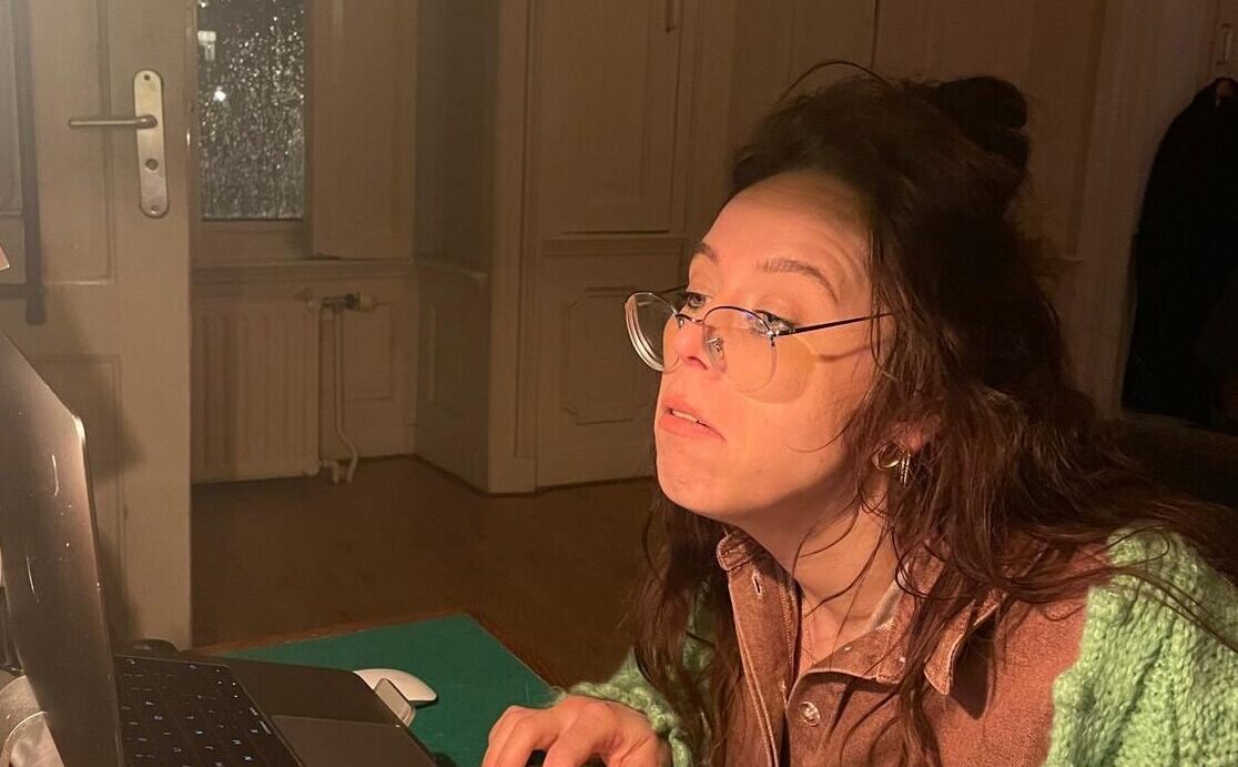 Mignon verkrampt achter haar computer
